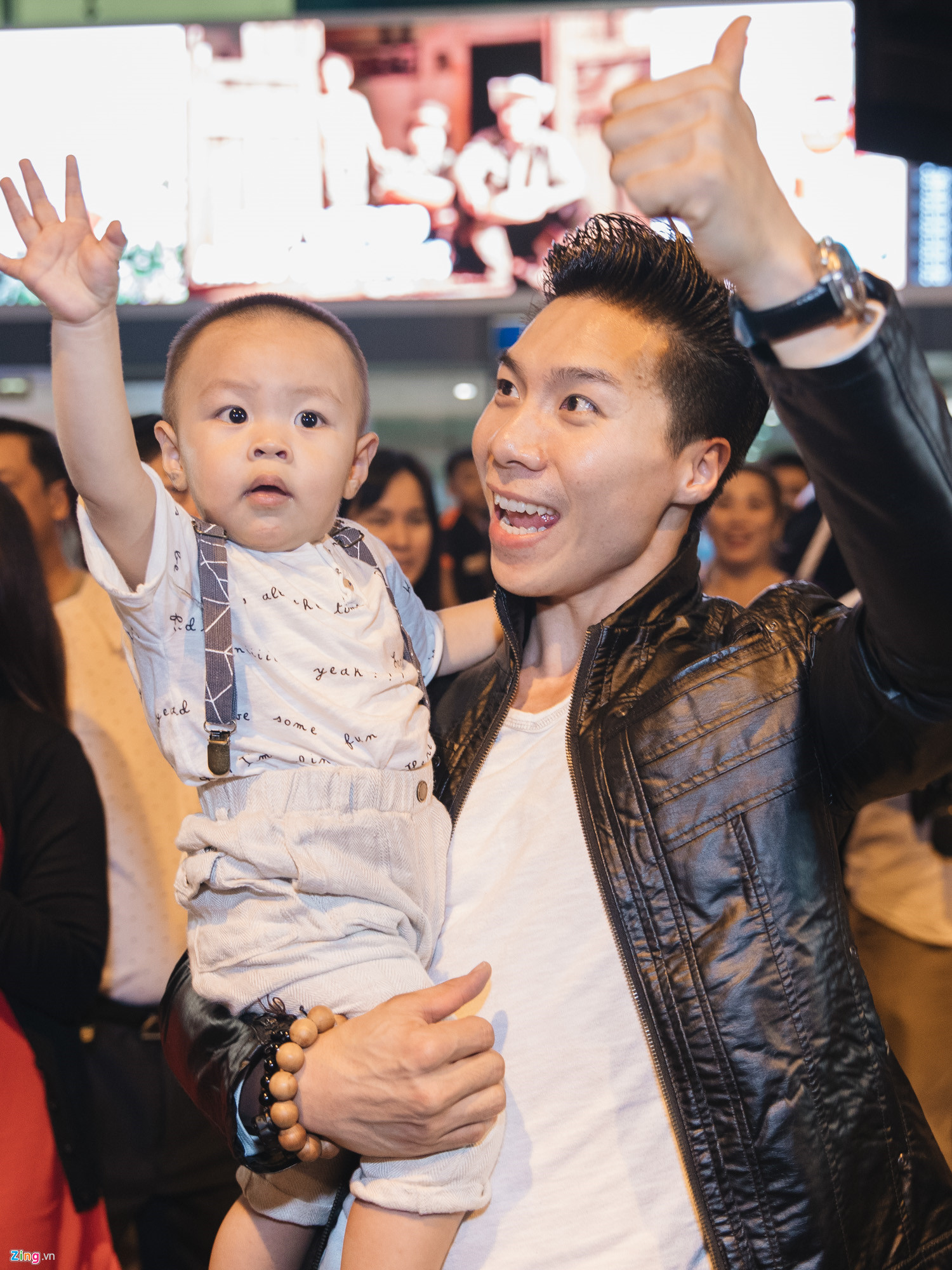 Quốc Cơ, Quốc Nghiệp ôm cha mẹ và òa khóc ở sân bay